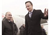 Cum şi de ce finanţează americanii şi ruşii renaşterea energiei nucleare în Uniunea Europeană. În timp ce Rusia finanţează proiectele nucleare prin împrumuturi, guvernul SUA oferă bani gratuit statelor est-europene în cadrul programului „Nuclear Futures Package“. SUA vor furniza 2 mil. dolari României şi 10 mil. dolari Poloniei din acest pachet