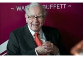 Berkshire Hathaway, condusă de magnatul Warren Buffett, a devenit prima companie americană din afara sectorului IT a cărei valoare de piață depășește 1 trilion de dolari