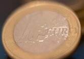 Analiştii economici estimează cât va costa un euro peste 12 luni