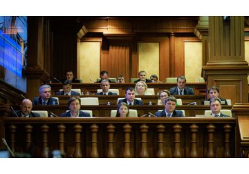 Парламент отклонил инициированный оппозицией вотум недоверия правительству.