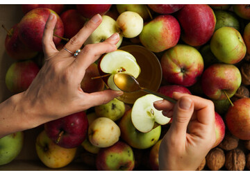 Современные яблоки продолжают эволюционировать, выяснили ученые