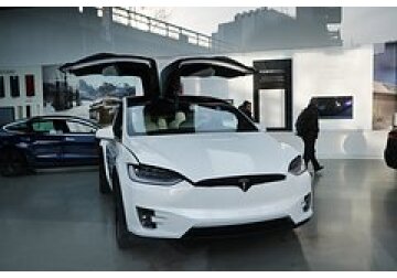 Tesla предложила заряжать электромобили от солнца