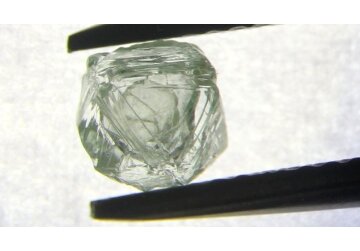 Compania rusească Alrosa a descoperit un diamant de 390,7 carate într-o mină din Yakutia. Piatra preţioasă este cea mai mare descoperită în Rusia ultimilor 10 ani, însă Alrsosa ar putea avea probleme cu vânzarea acesteia. „O combinaţie de masă, formă şi culoare face piatra unică”