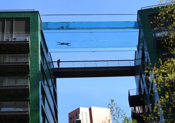 В Великобритании установили прозрачный бассейн между высотками