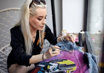 Scrisorile caligrafiate sunt din nou la modă. Lavinia Bejinariu: „O scrisoare caligrafiată poate ajunge până la 300 de lei”