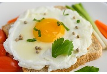 Врач рассказал о скрытом вреде яичницы