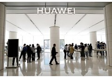 Huawei представит складывающийся втрое смартфон