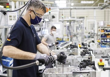 Criza globală de cipuri va dura până la jumătatea anului 2022, cel puţin. Producătorii rămân prinşi între revenirea pieţei auto şi boomul înregistrat pe laptopuri, televizoare sau console de jocuri