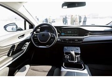 Электромобили оказались опасными для пешеходов