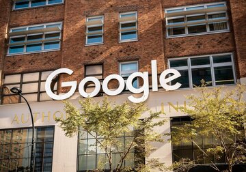 Alphabet este o maşină de făcut bani. Gigantul american din spatele Google a raportat vânzări de peste 55 mld. dolari în T1, în creştere cu 34%. Profitul a crescut cu 160%