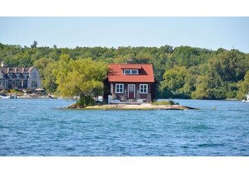 Cea mai mică insulă locuită din lume. Are doar o casă, un copac și două scaune de grădină