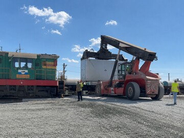 CFM a reluat transporturile feroviare de containere și a desfășurat cu succes o operațiune de transbordare a containerelor de pe linia cu ecartament îngust pe cea cu ecartament larg