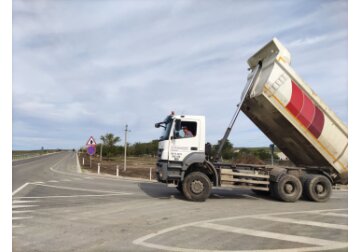 Manevra periculoasă a unui camion sub LEA-10 kV a condus la ruperea conductoarelor și o întrerupere neprogramată în rețea.  