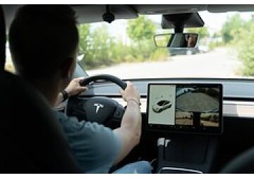 Автомобили Tesla начали следить за вниманием водителей