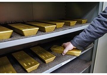 Максимальный с 1983 года обвал стоимости золота объяснили