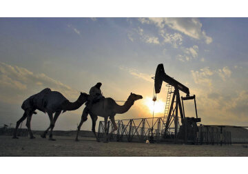Scăderea preţurilor petrolului a frânat până acum inflaţia în SUA şi UE. Dar veştile bune s-ar putea termina aici. OPEC, ca să justifice reducerea producţiei de petrol pentru a menţine preţurile ridicate, previzionează persistenţa incertitudinilor economice globale şi a creşterii slabe