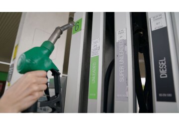 Fuel prices slowly falling in the UK as recession fears outweigh 'war premium'