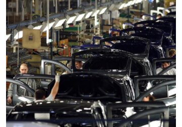 Dominaţia europeană pe piaţa auto se clatină: Cei mai mari constructori auto din Europa pregătesc investiţii majore pentru a ţine piept Chinei pe piaţa vechiculelor electrice