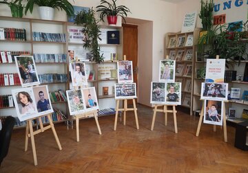 Incluziunea socială a tinerilor cu dizabilități promovată printr-o expoziție de fotografii  