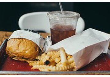 Объяснена связь между стрессом и увлечением вредной едой