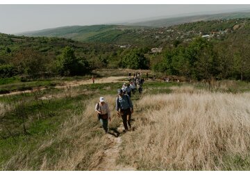 O rețea de trasee marcate pentru drumeții invită turiștii să descopere la pas priveliști naturale, obiective culturale și istorice din zona Codrilor Moldovei