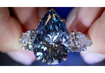 Christie's sells rare blue diamond for over $40m - BBC News