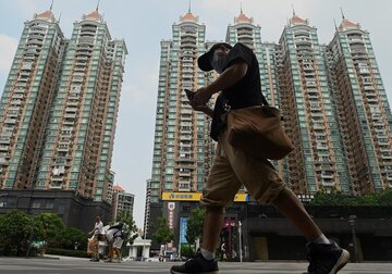 Criza de pe piaţa imobiliară chinezească ia proporţii şi riscă să zguduie pieţele globale. Sectorul imobiliar reprezintă aproximativ un sfert din economia chinezească şi constituie adesea un factor major în strategiile Beijingului