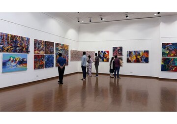 Studiu: Persoanele care vizitează regulat muzee sau participă la activități creative ar putea îmbătrâni mai lent