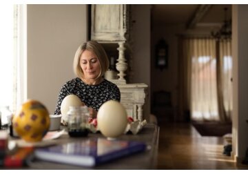 Ou de struţ încondeiat cu foiţă de aur: 1.200 de euro pentru 70 de ore de muncă