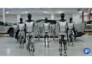 Роботов Tesla научили ходить и собирать вещи