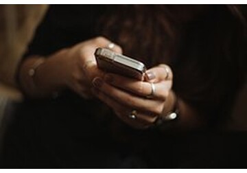 Смартфоны назвали манипулятивными паразитами