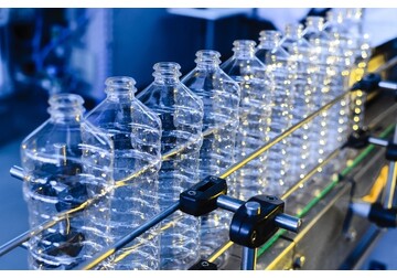 Închiderea strâmtorii Ormuz ar putea alimenta inflația globală prin scumpirea plasticului