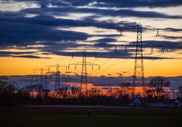 Creşteri accelerate de-a lungul Europei: Preţurile la energie şi carbon ating noi maxime în Germania, stimulate de costurile tot mai mari din industria gazelor. În Marea Britanie, energia electrică stabileşte astăzi un nou record, 220 lire/MWh