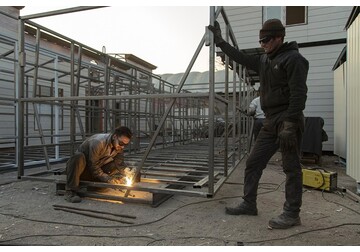 Firmele din România merg până în Asia pentru sudori, croitori, agronomi