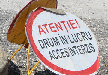 Reparația porțiunii de drum de 17,6 a drumului național R1 Chișinău - Ungheni – Sculeni este executată de compania Evrascon (Azerbaidjan) în proporție de 85%, costul proiectului finanțat de BEI constituie 23 milioane de euro.