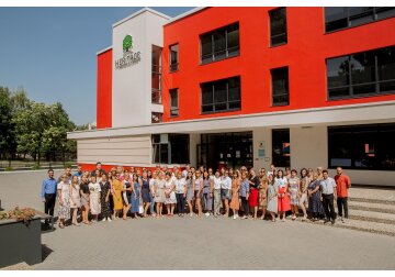 Părinții și copiii sunt invitați la un tur de prezentare a singurei Școli Cambridge din Moldova