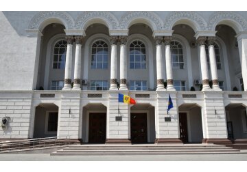 Eight former high-ranking officials have been charged in the Chisinau airport concession case, which caused a loss of 392.1 million lei.