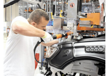 Constructorii auto europeni renunţă la speranţele de creştere şi cer ajutor
