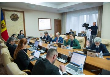 Правительство попросит парламент снова продлить чрезвычайное положение на всей территории страны еще на 60 дней, начиная с 6 декабря.