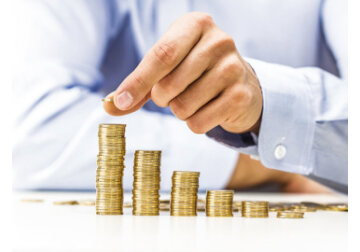 Ratele care nu se mai opresc din crescut împart Europa în două: În timp ce spaniolii aleargă în toate direcţiile doar ca să mai economisească nişte bani, germanii s-au pus scos bani din bănci pe bandă rulantă, iar discrepanţele se manifestă pe tot continentul