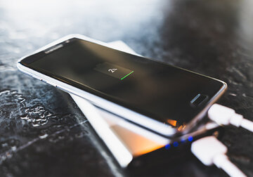 Samsung уберет зарядку из всех смартфонов