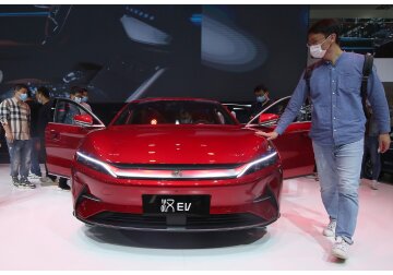 Business Internaţional. Chinezii de la BYD, susţinuţi de Warren Buffett, depăşesc Tesla şi devin cei mai mari vânzători de autoturisme electrice