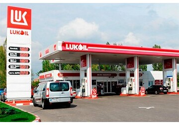 Lukoil a găsit cumpărător pentru activele sale din străinătate. Compania rusă are în România rafinăria Petrotel și sute de benzinării