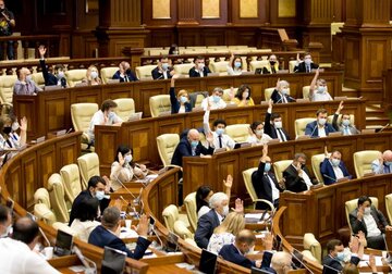 Parlamentul Moldovei a adoptat în primă lectură amendamente la Legea Procuraturii, care prevede introducerea unui mecanism de verificare a performanțelor procurorului general, precum și aplicarea sancțiunilor împotriva acestuia, inclusiv concedierea.