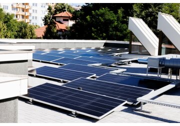 114 panouri solare au fost instalate pe clădirea administrației prezidențiale, proiectul costând 103.600 de dolari.