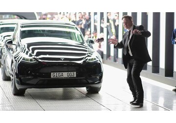 Elon Musk nu mai dorește ca Tesla să producă doar mașini electrice, iar asta pune presiuni tot mai mari pe companie