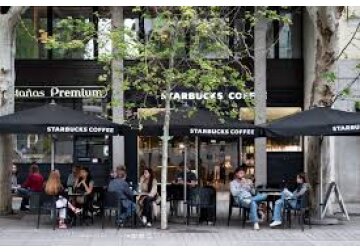Starbucks renunță la politica „ușilor deschise” și va invita persoanele care nu cumpără nimic să plece