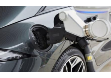 Un robot de la Hyundai încarcă maşinile electrice