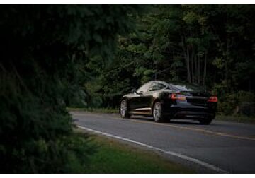 Электрокары предложили заряжать на ходу