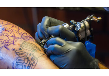 Un nou studiu relevă o posibilă legătură între tatuaje și cancer. Avertismentul medicilor. „Vă pot afecta sănătatea”